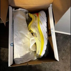 Women’s Size 7 Clifton 8 hokas